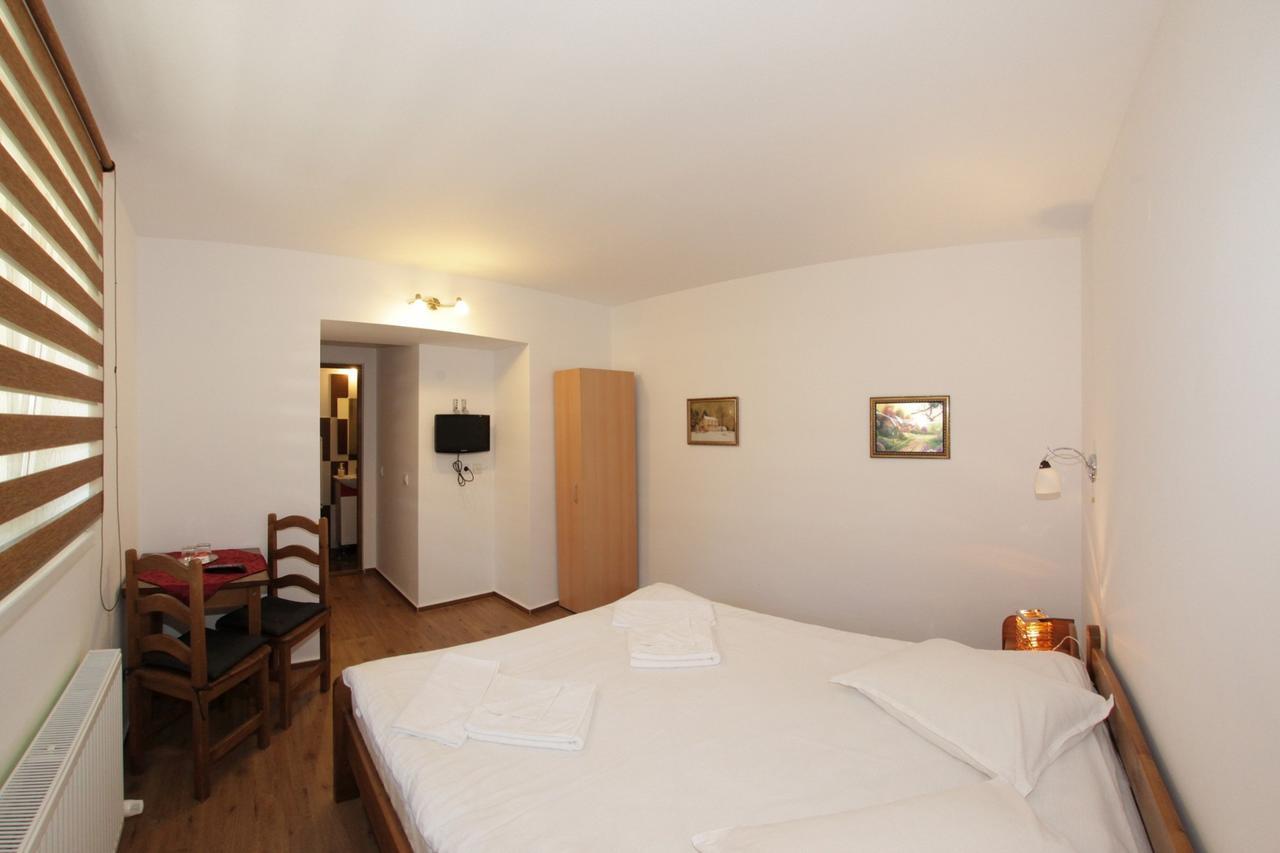 Pensiunea Cocosul Rosu Sibiu Esterno foto